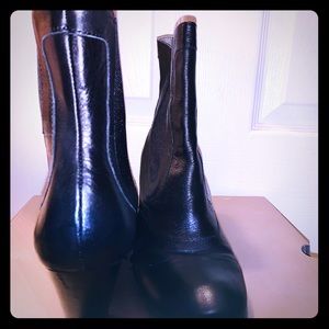 Kola black leather Born boots.